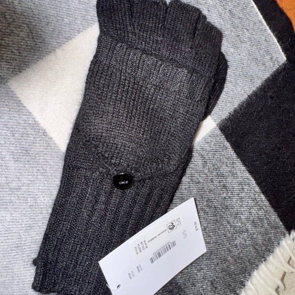 NWT C by Bloomingdale’s Cashmere Ribbed Knit Pop Top Mittens - Picture 3 of 6